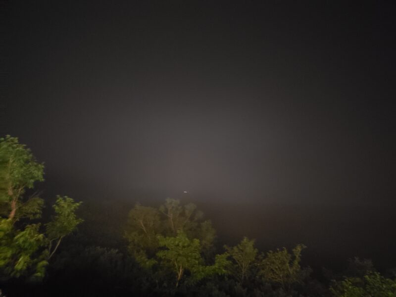 ガスが出ている夜空